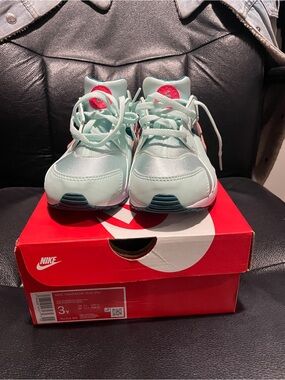 Preschool size 3 Nike Huarache Run “Jade Ice Red Stardust”